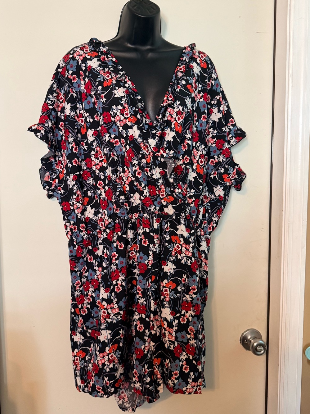 Shein curve Floral Romper with Red & White Blooms shorts open front size 4X